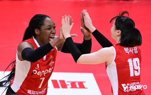 [서울=뉴시스] 여자배구 페퍼저축은행 조이(왼쪽)와 박사랑이 3일 광주페퍼스타디움에서 열린 진에어 2025~2026 V-리그 여자부 경기에서 흥국생명을 상대로 득점을 올린 뒤 기뻐하고 있다. (사진=KOVO 제공) 2025.11.13. *재판매 및 DB 금지