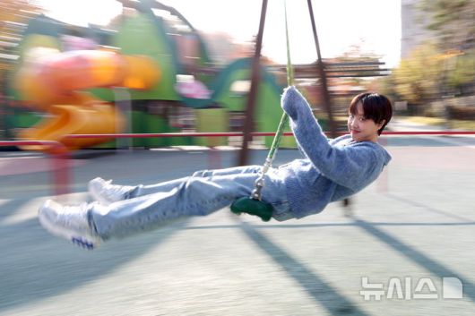 [서울=뉴시스] 박진희 기자 = 한지원 애니메이션 감독이 지난 13일 서울 마포구 카페 핀드에서 인터뷰 하고 있다. 한 감독은 2025년 공개된 넷플릭스 오리지널 한국 로맨스 애니메이션 영화 ‘이 별에 필요한’을 제작했다. 2025.11.18. pak7130@newsis.com