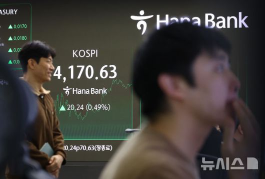 [서울=뉴시스] 황준선 기자 = 코스피가 전 거래일(4150.39)보다 20.24포인트(0.49%) 상승한 4170.63에 장을 마친 13일 오후 서울 중구 하나은행 본점 딜링룸 전광판에 지수가 보이고 있다. 2025.11.13. hwang@newsis.com