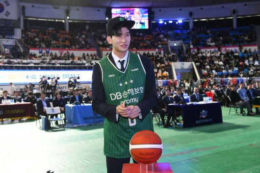 [서울=뉴시스] 프로농구 신인 드래프트에서 전체 2순위로 원주 DB 지명을 받은 이유진. (사진 = KBL 제공)  *재판매 및 DB 금지