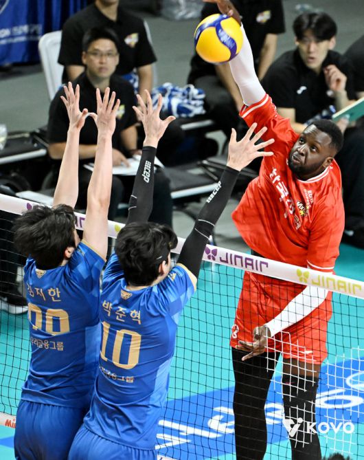 [서울=뉴시스] 남자배구 한국전력 베논이 14일 서울 장충체육관에서 열린 진에어 2025~2026 V-리그 남자부 우리카드와의 경기에서 공격을 시도하고 있다. (사진=KOVO 제공) 2025.11.14. *재판매 및 DB 금지