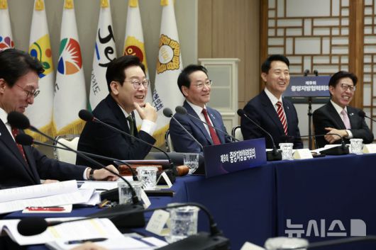 [서울=뉴시스] 최동준 기자 = 이재명 대통령이 12일 서울 용산 대통령실 청사에서 열린 중앙지방협력회의에서 발언하고 있다. 2025.11.12. photocdj@newsis.com