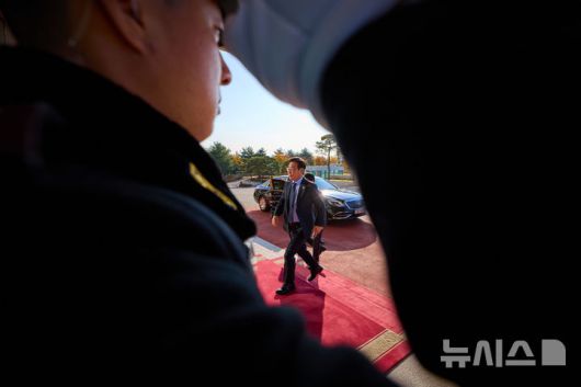 [서울=뉴시스] 최동준 기자 = 대통령실은 이재명 대통령이 11일 서울 용산 대통령실 청사로 출근하는 모습을 SNS에 공개했다. (사진=이재명 대통령 SNS) 2025.11.11. photo@newsis.com *재판매 및 DB 금지