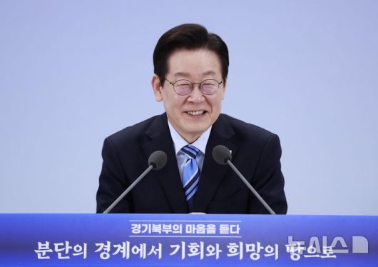 [파주=뉴시스] 최동준 기자 = 이재명 대통령이 14일 경기 파주시 라이브러리스테이 지지향에서 열린 '경기 북부의 마음을 듣다' 타운홀 미팅에서 발언하고 있다. 2025.11.14. photocdj@newsis.com