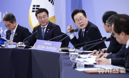 [파주=뉴시스] 최동준 기자 = 이재명 대통령이 14일 경기 파주시 라이브러리스테이 지지향에서 열린 '경기 북부의 마음을 듣다' 타운홀 미팅에서 안규백 국방부 장관에 질문하고 있다. 2025.11.14. photocdj@newsis.com