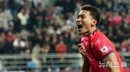 [대전=뉴시스] 강종민 기자 = 14일 오후 대전 유성구 대전월드컵경기장에서 열린 축구 국가대표팀 평가전 대한민국과 볼리비아의 경기에서 추가골을 넣은 조규성이 포효하고 있다. 2025.11.14. ppkjm@newsis.com