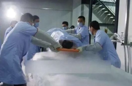 [뉴시스] 중국 최초로 냉동 보관된 아내를 둔 남성이 새로운 연인을 만나 논란이 일고 있다. 사진은 냉동 당시 현장의 모습. (사진 = SCMP 캡처) 2025.11.16. *재판매 및 DB 금지