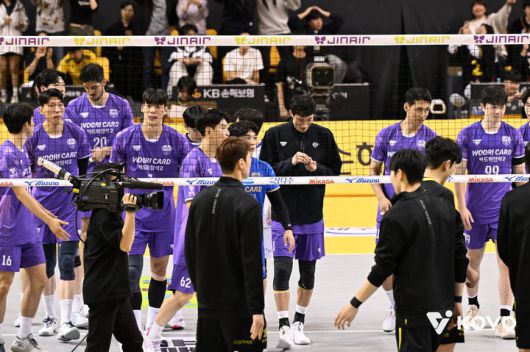 [서울=뉴시스] 남자배구 우리카드 선수들이 4일 경기 의정부 경민대 체육관에서 열린 진에어 2025~2026 V-리그 남자부 KB손해보험과의 경기에서 패한 뒤 상대와 인사를 하고 있다. (사진=KOVO 제공) 2025.11.04. *재판매 및 DB 금지