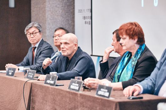 [서울=뉴시스] 17일 서울 중구 더 플라자 호텔에서 열린 '트리스탄과 이졸데' 기자간담회에서 얍 판 츠베덴 서울시향 음악감독이 발언하고 있다. (사진=국립오페라단 제공) 2025.11.17. photo@newsis.com *재판매 및 DB 금지