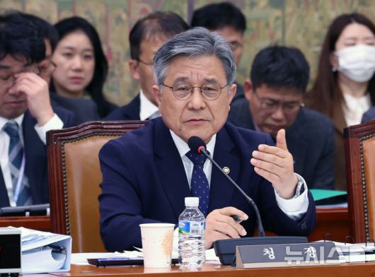 [서울=뉴시스] 김금보 기자 = 허민 국가유산청장이 17일 서울 여의도 국회에서 열린 문화체육관광위원회에서 세운4구역 재정비촉진사업, 종묘 관련 의원질의에 답변하고 있다. 2025.11.17. kgb@newsis.com