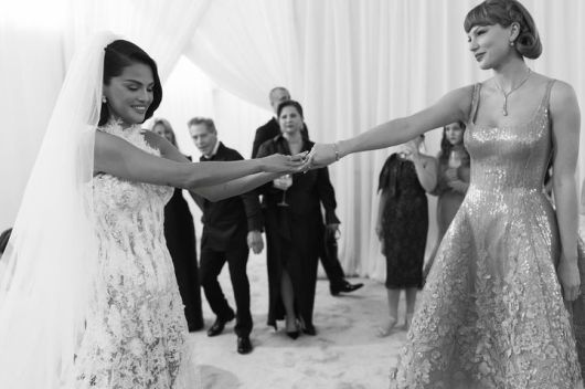 [뉴시스] 지난 9월 치러진 미국의 팝스타 셀레나 고메즈의 결혼식에서 그의 절친인 테일러 스위프트가 서로를 바라보며 손을 맞잡고 있다. (사진출처: 인스타그램) 2025.11.18.