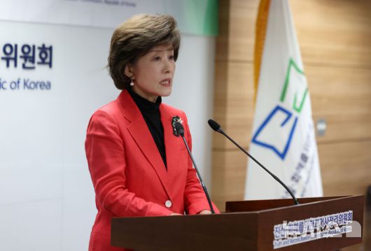 [서울=뉴시스] 김선웅 기자 = 박선영 진실화해위원장이 18일 서울 중구 진실·화해를위한과거사정리위원회에서 2기 진실화해위원회 종합보고서 발간 관련 내용을 설명하고 있다. 2025.11.18. mangusta@newsis.com