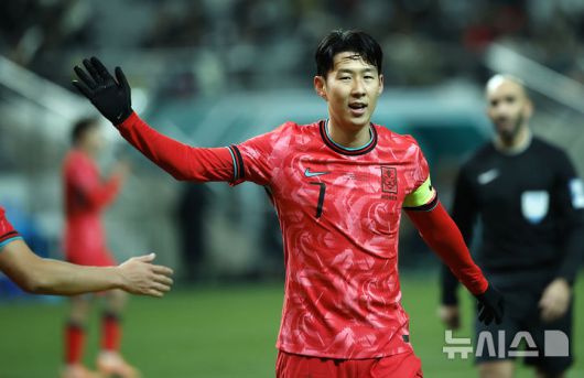 [서울=뉴시스] 정병혁 기자 = 18일 오후 서울 마포구 서울월드컵경기장에서 열린 축구 국가대표팀 평가전 대한민국과 가나의 경기, 손흥민이 이태석을 격려하고 있다. 2025.11.18. jhope@newsis.com