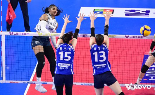 [서울=뉴시스] 여자배구 한국도로공사 모마가 19일 화성종합실내체육관에서 열린 진에어 2025~2026 V-리그 여자부 경기에서 IBK기업은행을 상대로 공격을 시도하고 있다. (사진=KOVO 제공) 2025.11.19.  *재판매 및 DB 금지