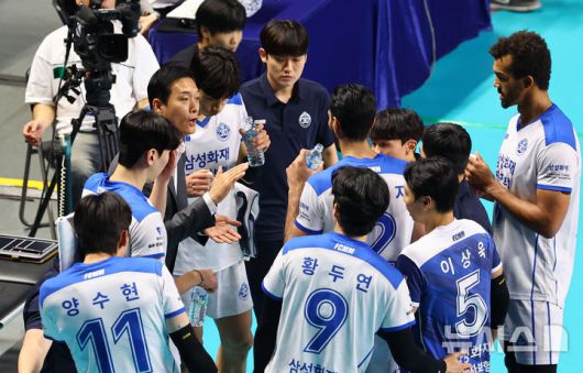 [서울=뉴시스] 박주성 기자 = 19일 서울 창충체육관에서 열린  2025~2026 진에어 V리그 남자부 우리카드와 삼성화재의 경기에서 삼성화재 김상우 감독이 선수들에게 작전지시를 하고 있다. 2025.11.19. park7691@newsis.com