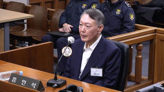 [서울=뉴시스] 윤석열 전 대통령이 지난달 19일 서울 서초구 서울중앙지법에서 열린 내란방조, 위증 등 혐의 한덕수 전 국무총리 10차 공판에 증인으로 출석해있다. (사진=서울중앙지방법원 제공) 2025.12.21. photo@newsis.com *재판매 및 DB 금지