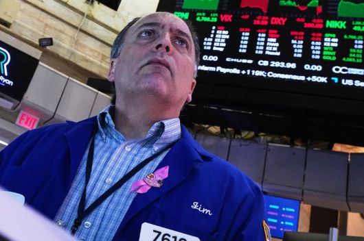 [뉴욕=AP/뉴시스] 미 연방준비제도(Fed·연준)가 내년에도 매파적 기조를 유지할 것이라는 전망이 나오면서, 금리 인하 낙관론에 기대 상승해 온 주식시장의 하락 가능성과 채권금리 상승으로 인한 경제 전반의 비용 부담 확대에 대한 우려가 커지고 있다고 11일(현지 시간) CNN이 보도했다. 사진은 월가 트레이더 제임스 콘티가 20일(현지 시간) 뉴욕증권거래소(NYSE)에서 업무를 보고 있다. 2025.12.12.