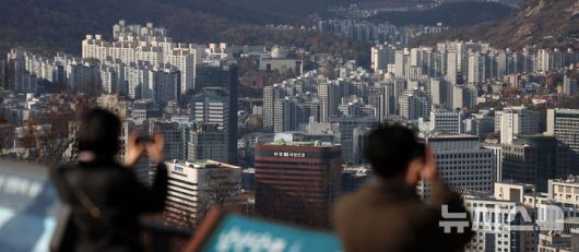 [서울=뉴시스] 김선웅 기자 = 10·15 주택시장 안정화 대책 시행 한 달 만에 서울과 수도권 아파트 매매가격 상승폭이 다시 확대됐다. 강남3구와 한강벨트의 집값 역시 오름폭을 키웠다.한국부동산원 11월 셋째 주 주간 아파트가격 동향 조사에 따르면, 지난 17일 기준 전국 아파트 매매가격은 전주(0.06%) 대비 0.01%포인트(p) 오른 0.07% 상승으로 나타났으며 서울은 0.17%에서 0.20%로 상승했다. 사진은 21일 서울 도심 아파트 단지의 모습. 2025.11.21. mangusta@newsis.com