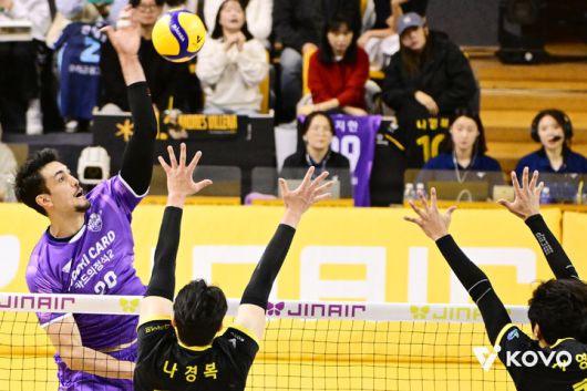 [서울=뉴시스] 남자배구 우리카드의 아라우조(왼쪽)가 22일 경기 의정부의 경민대 체육관에서 열린 진에어 2025~2026 V-리그 남자부 KB손해보험과의 경기에서 공격을 시도하고 있다. (사진=KOVO 제공) 2025.11.22