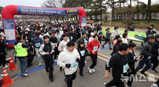 [서울=뉴시스] 홍효식 기자 = 23일 오전 서울 마포구 평화의공원 평화광장에서 열린 제10회 김대중 평화 마라톤 대회에서 참가자들이 힘차게 출발하고 있다. 2025.11.23. yesphoto@newsis.com