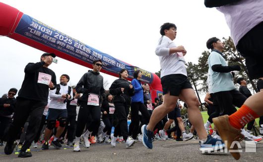 [서울=뉴시스] 홍효식 기자 = 23일 오전 서울 마포구 평화의공원 평화광장에서 열린 제10회 김대중 평화 마라톤 대회에서 참가자들이 힘차게 출발하고 있다. 2025.11.23. yesphoto@newsis.com