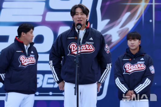 [서울=뉴시스] 조성우 기자 = 23일 서울 송파구 잠실야구장에서 열린 두산 베어스 팬 페스티벌 '곰들의 모임'에서 FA계약으로 두산에 합류한 박찬호가 인사말을 하고 있다. 2025.11.23. xconfind@newsis.com