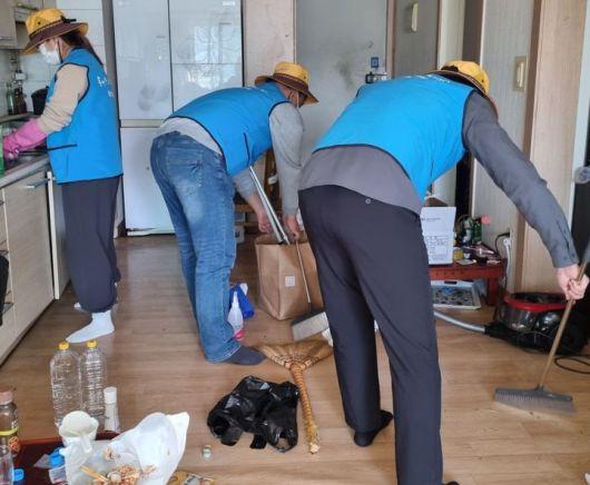 [양산=뉴시스] 흥뻑 땀 흘려 일하GO! 봉사단체가 관내 초등학교 자녀 2개 가정 마음담은 공부방 가정 청소를 하고 있다. (사진=양산교육지원청 제공) 2025.11.24. photo@newsis.com *재판매 및 DB 금지