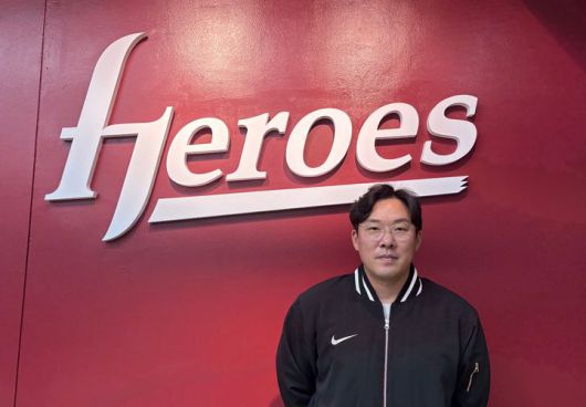 [서울=뉴시스] 신유림 기자=프로야구 키움 히어로즈로 이적한 베테랑 내야수 안치홍이 24일 고척스카이돔에서 선수단에 합류한 뒤 취재진과 인터뷰하기 전 사진을 찍고 있다. 2025.11.24. spicy@newsis.com *재판매 및 DB 금지