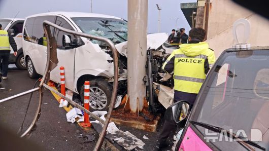 [제주=뉴시스] 오영재 기자 = 25일 오전 제주시 우도 천진항에서 제주경찰청과 도로교통공단, 국립과학수사연구소 제주분원 등이 승합차 돌진 사고 현장 합동 감식을 하고 있다. 전날 이 곳에서 승합차가 돌진해 3명이 숨지고 10명이 중경상을 입는 사고가 발생했다. 2025.11.25. oyj4343@newsis.com
