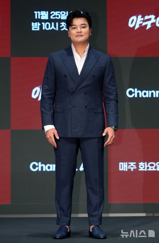 [서울=뉴시스] 김혜진 기자 = 전 야구선수 추신수가 25일 오후 서울 구로구 더세인트에서 열린 채널A 새 예능 프로그램 '야구여왕' 제작발표회에서 포즈를 취하고 있다. 2025.11.25. jini@newsis.com