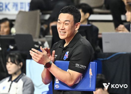 [서울=뉴시스] 여자배구 IBK기업은행 여오현 감독대행이 26일 화성종합실내체육관에서 열린 진에어 2025~2026 V-리그 여자부 흥국생명과의 경기를 만족스럽게 지켜보고 있다. (사진=KOVO 제공) 2025.11.26.