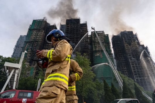 [홍콩=AP/뉴시스] 다카이치 사나에 일본 총리가 최근 홍콩 신계 지역 아파트 단지에서 발생한 대형 화재 참사와 관련해 희생자와 유족, 피해자들에게 깊은 애도와 위로의 뜻을 전했다. 사진은 27일 홍콩 북부 타이포 구역의 '웡 푹 코트' 아파트 단지에서 소방관들이 화재를 진압 중인 모습. 2025.11.27