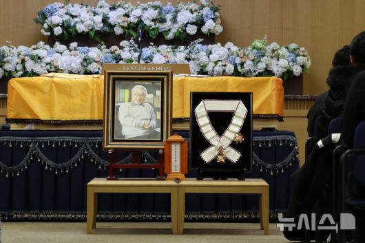 [서울=뉴시스] 김진아 기자 = 27일 오전 서울 송파구 아산병원 장례식장에서 원로 배우 고(故) 이순재의 영결식이 엄수되고 있다. (공동취재) 2025.11.27. photo@newsis.com