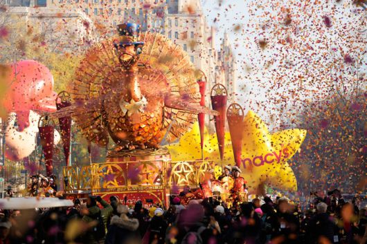 [뉴욕=AP/뉴시스] 27일(현지 시간) 미국 뉴욕에서 열린 메이시스 추수감사절 퍼레이드에서 칠면조 '톰 터키'가 색종이를 맞으며 이동하고 있다. 2025.11.28.