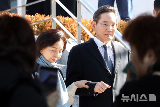 [창원=뉴시스] 차용현 기자 = 이재용 삼성전자 회장과 홍라희 삼성미술관 명예관장이 28일 경남 창원시 진해구 해군사관학교 연병장에서 열린 제139기 해군 해병대 사관후보생 수료 및 임관식에 참석하고 있다. (공동취재) 2025.11.28. photo@newsis.com