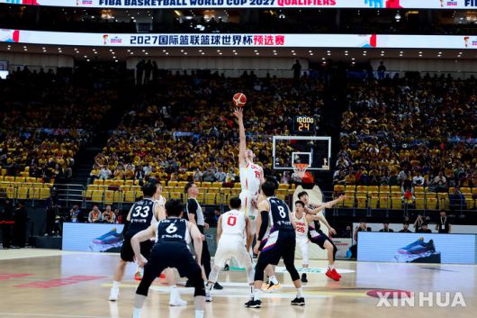 [베이징=신화/뉴시스] 28일 오후(현지 시간) 중국 베이징에서 2027 국제농구연맹(FIBA) 월드컵 아시아 예선 1라운드 B조 원정 1차전 중국과 한국의 경기가 열리고 있다.이날 80-76 승리를 거둔 한국 남자 농구 대표팀은 내달 1일 원주 DB프로미 아레나에서 중국과 2차전을 갖는다. 2025.11.29.