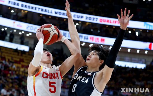 [베이징=신화/뉴시스] 28일 오후(현지 시간) 중국 베이징에서 열린 2027 국제농구연맹(FIBA) 월드컵 아시아 예선 1라운드 B조 원정 1차전 중국과 한국의 경기, 한국 안영준이 중국 랴오 샨닝의 슛을 막고 있다.이날 80-76 승리를 거둔 한국 남자 농구 대표팀은 내달 1일 원주 DB프로미 아레나에서 중국과 2차전을 갖는다. 2025.11.29.