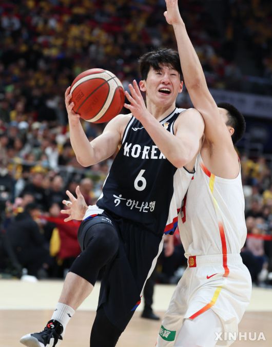[베이징=신화/뉴시스] 28일 오후(현지 시간) 중국 베이징에서 열린 2027 국제농구연맹(FIBA) 월드컵 아시아 예선 1라운드 B조 원정 1차전 중국과 한국의 경기, 한국 이정현이 돌파를 하고 있다. 이날 80-76 승리를 거둔 한국 남자 농구 대표팀은 내달 1일 원주 DB프로미 아레나에서 중국과 2차전을 갖는다. 2025.11.29.