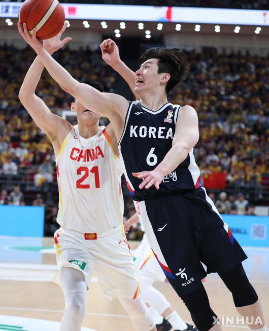 [베이징=신화/뉴시스] 28일 오후(현지 시간) 중국 베이징에서 열린 2027 국제농구연맹(FIBA) 월드컵 아시아 예선 1라운드 B조 원정 1차전 중국과 한국의 경기, 한국 이정현이 레이업슛을 시도하고 있다.이날 80-76 승리를 거둔 한국 남자 농구 대표팀은 내달 1일 원주 DB프로미 아레나에서 중국과 2차전을 갖는다. 2025.11.29.