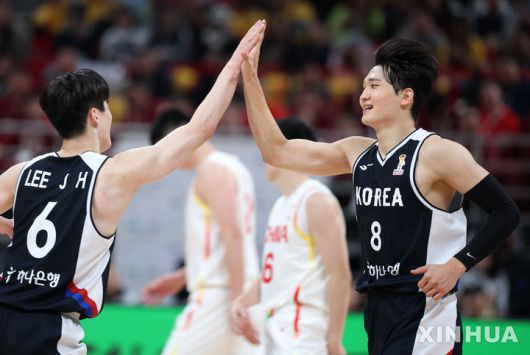 [베이징=신화/뉴시스] 28일 오후(현지 시간) 중국 베이징에서 열린 2027 국제농구연맹(FIBA) 월드컵 아시아 예선 1라운드 B조 원정 1차전 중국과 한국의 경기, 한국 이정현과 안영준이 기뻐하고 있다. 이날 80-76 승리를 거둔 한국 남자 농구 대표팀은 내달 1일 원주 DB프로미 아레나에서 중국과 2차전을 갖는다. 2025.11.29.