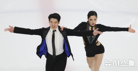 [서울=뉴시스] 김근수 기자 =  피겨 스케이팅 아이스댄스 임해나-권예가 29일 서울 양천구 목동 아이스링크에서 열린 2025 KB금융 전국남녀 피겨스케이팅 회장배 랭킹대회에서 아이스댄스 시니어부분 리듬댄스를 선보이고 있다.이번 대회는 2026 ISU 사대륙 피겨스케이팅 선수권대회 파견선수 선발전과 2026 밀라노 코르티나 동계올림픽대회 1차 선발전, 2025/27 국가대표 1차 선발전으로 진행된다. 2025.11.29. ks@newsis.com