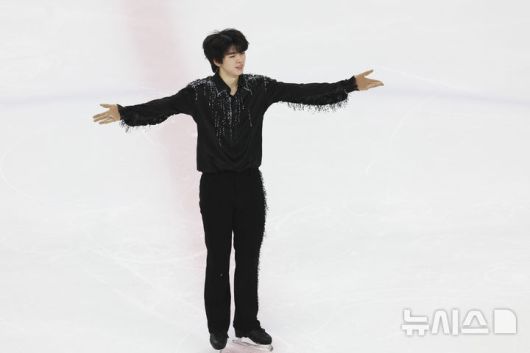 [서울=뉴시스] 김근수 기자 =  피겨 스케이팅 차준환(서울시청)이 29일 서울 양천구 목동 아이스링크에서 열린 2025 KB금융 전국남녀 피겨스케이팅 회장배 랭킹대회에서 남자 싱글 시니어부문 연기를 마치고 관중들에게 인사를 하고 있다.이번 대회는 2026 ISU 사대륙 피겨스케이팅 선수권대회 파견선수 선발전과 2026 밀라노 코르티나 동계올림픽대회 1차 선발전, 2025/27 국가대표 1차 선발전으로 진행된다. 2025.11.29. ks@newsis.com