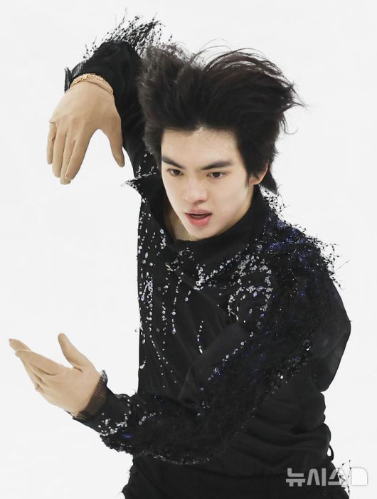 [서울=뉴시스] 김근수 기자 =  피겨 스케이팅 차준환(서울시청)이 29일 서울 양천구 목동 아이스링크에서 열린 2025 KB금융 전국남녀 피겨스케이팅 회장배 랭킹대회에서 아이스댄스 남자 시니어부문 연기를 선보이고 있다.이번 대회는 2026 ISU 사대륙 피겨스케이팅 선수권대회 파견선수 선발전과 2026 밀라노 코르티나 동계올림픽대회 1차 선발전, 2025/27 국가대표 1차 선발전으로 진행된다. 2025.11.29. ks@newsis.com