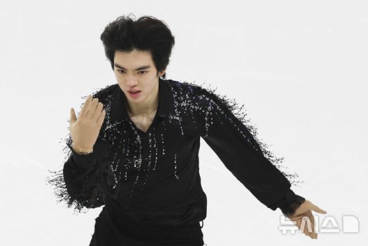 [서울=뉴시스] 김근수 기자 =  피겨 스케이팅 차준환(서울시청)이 29일 서울 양천구 목동 아이스링크에서 열린 2025 KB금융 전국남녀 피겨스케이팅 회장배 랭킹대회에서 남자 싱글 시니어 부문 연기를 선보이고 있다. 이번 대회는 2026 ISU 사대륙 피겨스케이팅 선수권대회 파견선수 선발전과 2026 밀라노 코르티나 동계올림픽대회 1차 선발전, 2026/27 국가대표 1차 선발전으로 진행된다. 2025.11.29. ks@newsis.com