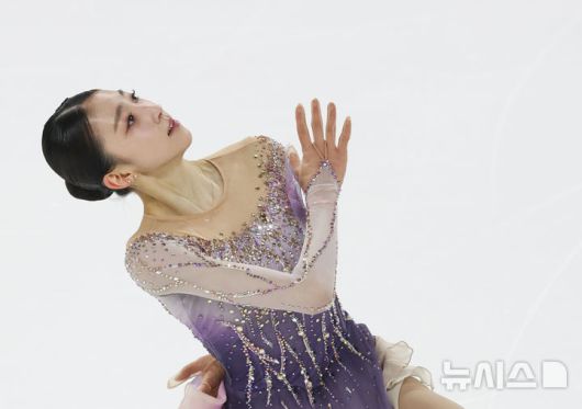 [서울=뉴시스] 김근수 기자 = 피겨 스케이팅 김유재(수리고)가 29일 서울 양천구 목동 아이스링크에서 열린 2025 KB금융 전국남녀 피겨스케이팅 회장배 랭킹대회에서 여자 싱글 시니어부문 연기를 선보이고 있다. 이번 대회는 2026 ISU 사대륙 피겨스케이팅 선수권대회 파견선수 선발전과 2026 밀라노 코르티나 동계올림픽대회 1차 선발전, 2026/27 국가대표 1차 선발전으로 진행된다. 2025.11.29. ks@newsis.com