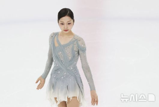 [서울=뉴시스] 김근수 기자 = 피겨 스케이팅 신지아(세화여고)가 29일 서울 양천구 목동 아이스링크에서 열린 2025 KB금융 전국남녀 피겨스케이팅 회장배 랭킹대회에서 여자 싱글 시니어부문 연기를 선보이고 있다.이번 대회는 2026 ISU 사대륙 피겨스케이팅 선수권대회 파견선수 선발전과 2026 밀라노 코르티나 동계올림픽대회 1차 선발전, 2026/27 국가대표 1차 선발전으로 진행된다. 2025.11.29. ks@newsis.com