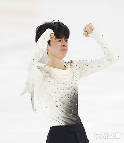 [서울=뉴시스] 김근수 기자 = 피겨 스케이팅 서민규(경신고)가 30일 서울 양천구 목동 아이스링크에서 열린 2025 KB금융 전국남녀 피겨스케이팅 회장배 랭킹대회에서 남자 시니어부문 프리스케이팅 연기를 마치고 기뻐하고 있다.이번 대회는 2026 ISU 사대륙 피겨스케이팅 선수권대회 파견선수 선발전과 2026 밀라노 코르티나 동계올림픽대회 1차 선발전, 2026/27 국가대표 1차 선발전으로 진행된다. 2025.11.30. ks@newsis.com