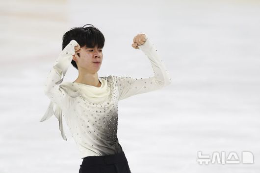 [서울=뉴시스] 김근수 기자 = 피겨 스케이팅 서민규(경신고)가 30일 서울 양천구 목동 아이스링크에서 열린 2025 KB금융 전국남녀 피겨스케이팅 회장배 랭킹대회에서 남자 시니어부문 프리스케이팅 연기를 마치고 기뻐하고 있다.이번 대회는 2026 ISU 사대륙 피겨스케이팅 선수권대회 파견선수 선발전과 2026 밀라노 코르티나 동계올림픽대회 1차 선발전, 2026/27 국가대표 1차 선발전으로 진행된다. 2025.11.30. ks@newsis.com