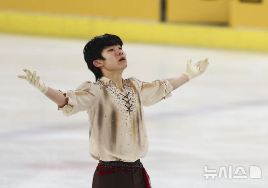 [서울=뉴시스] 김근수 기자 = 피겨 스케이팅 최하빈(한광고)가 30일 서울 양천구 목동 아이스링크에서 열린 2025 KB금융 전국남녀 피겨스케이팅 회장배 랭킹대회에서 남자 시니어부문 프리스케이팅 연기를 마치고 관중들에게 인사하고 있다.이번 대회는 2026 ISU 사대륙 피겨스케이팅 선수권대회 파견선수 선발전과 2026 밀라노 코르티나 동계올림픽대회 1차 선발전, 2026/27 국가대표 1차 선발전으로 진행된다. 2025.11.30. ks@newsis.com
