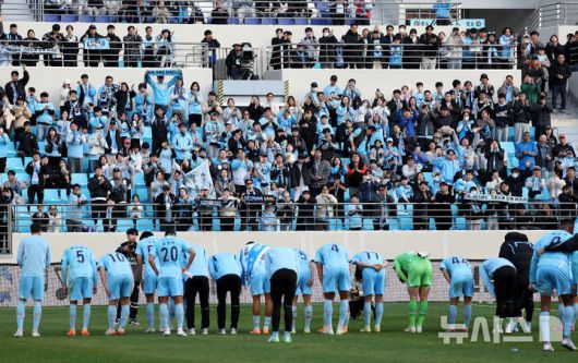 [대구=뉴시스] 이무열 기자 = 30일 대구 북구 대구iM뱅크PARK에서 열린 하나은행 K리그1 2025 38라운드 대구FC와 FC안양의 경기에서 선수들이 무승부로 강등이 확정된 뒤 팬들에게 인사하고 있다. 2025.11.30. lmy@newsis.com